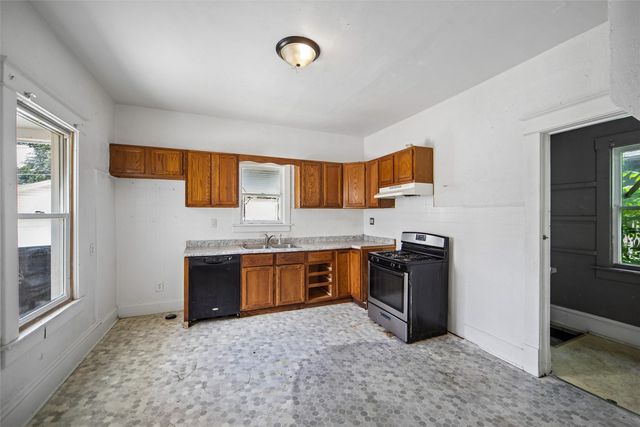 2328 E 14th Street, Des Moines, IA 50316