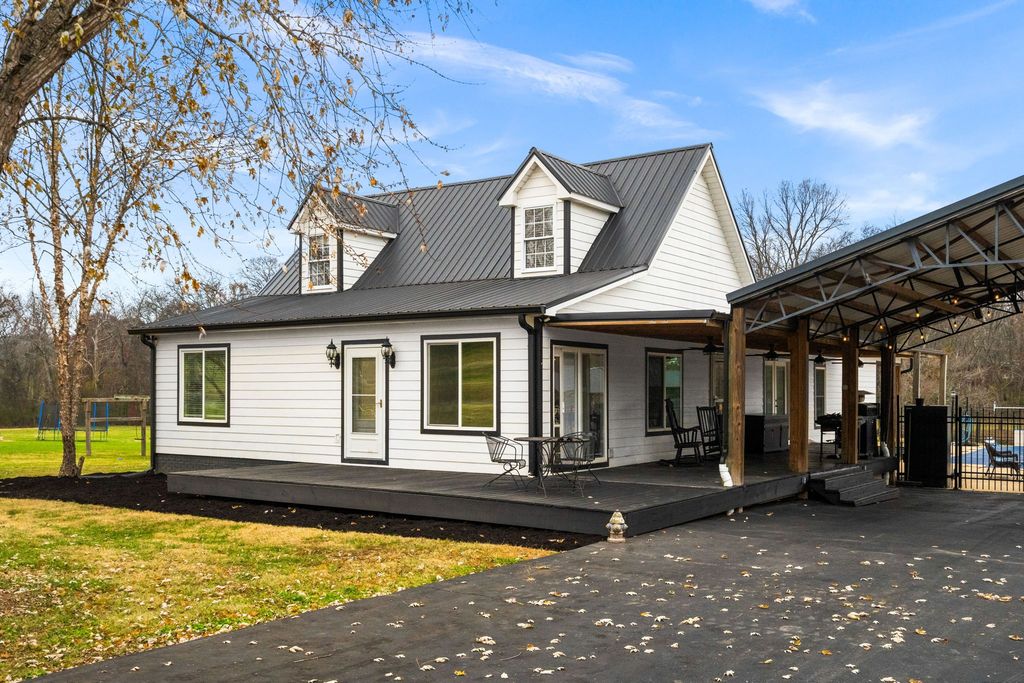 6117 Henry Gower Rd, Pleasant View, TN 37146