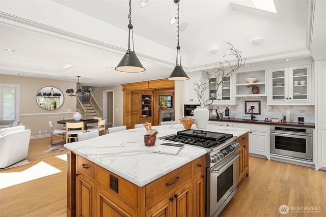 8826 NE 2nd Place, Medina, WA 98039
