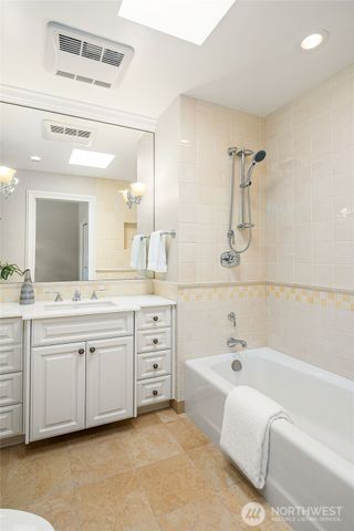 8826 NE 2nd Place, Medina, WA 98039