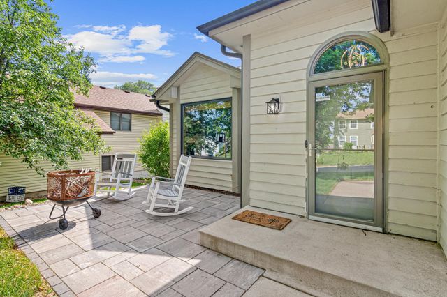 1570 Lakeview Curve, Eagan, MN 55122