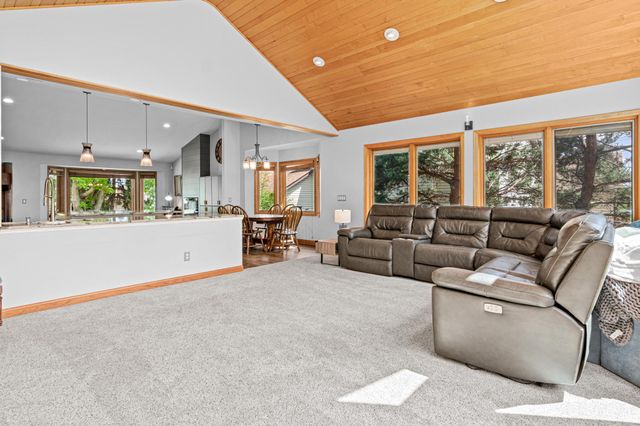 1570 Lakeview Curve, Eagan, MN 55122