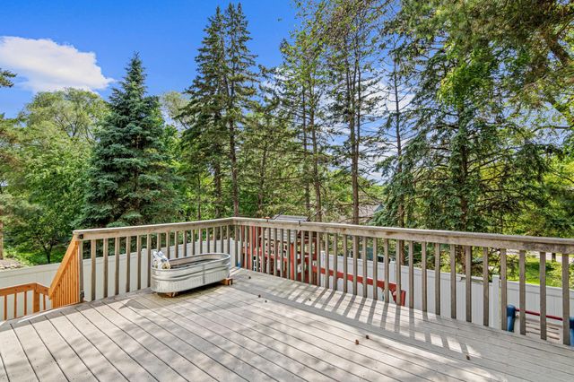 1570 Lakeview Curve, Eagan, MN 55122