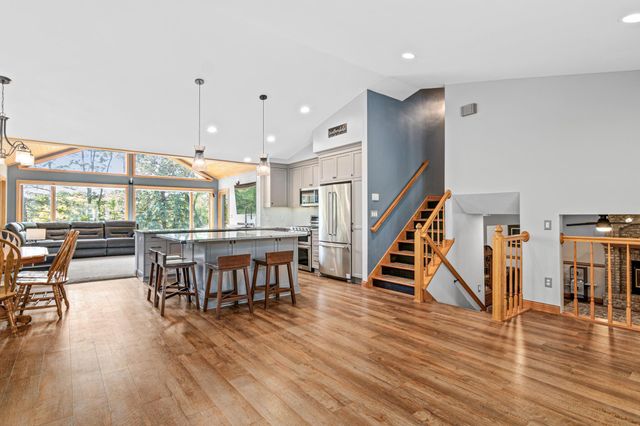 1570 Lakeview Curve, Eagan, MN 55122
