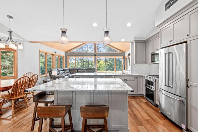 1570 Lakeview Curve, Eagan, MN 55122
