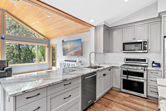 1570 Lakeview Curve, Eagan, MN 55122