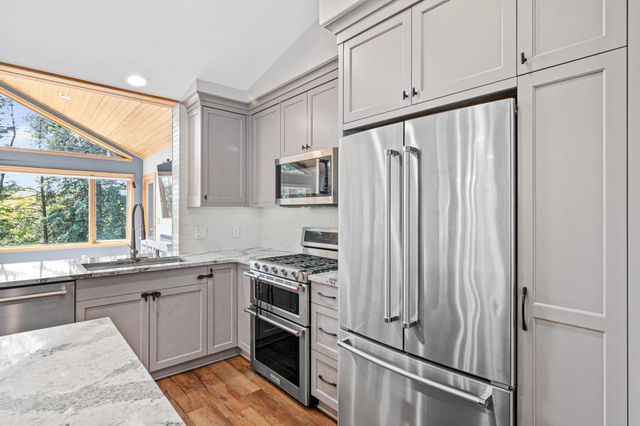 1570 Lakeview Curve, Eagan, MN 55122