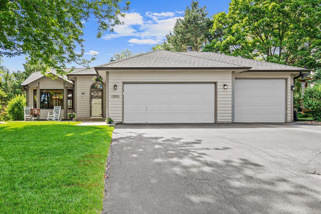 1570 Lakeview Curve, Eagan, MN 55122