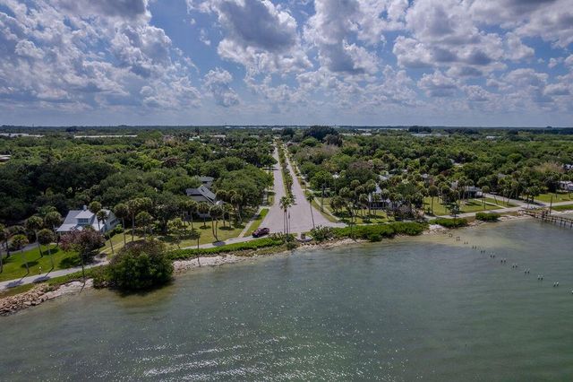 320 Chamberlain Boulevard, Fort Pierce, FL 34946