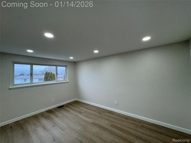 27204 Sheahan Drive, Dearborn Heights, MI 48127