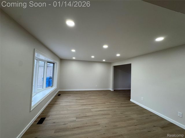 27204 Sheahan Drive, Dearborn Heights, MI 48127