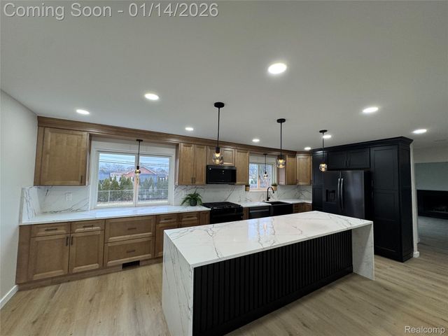 27204 Sheahan Drive, Dearborn Heights, MI 48127