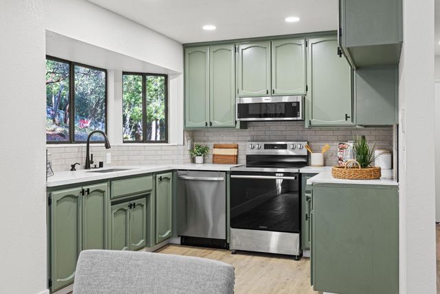 20292 Killarney Ln, Grass Valley, CA 95945