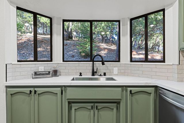 20292 Killarney Ln, Grass Valley, CA 95945