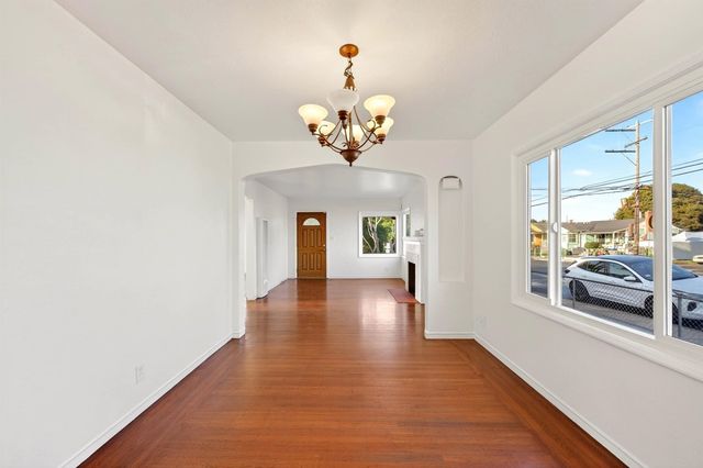 10200 Royal Ann St, Oakland, CA 94603