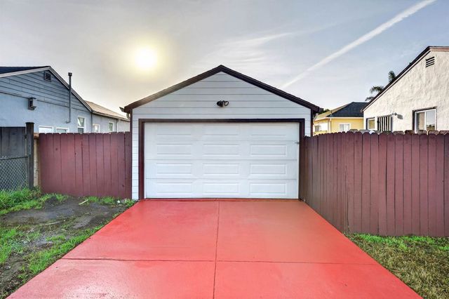 10200 Royal Ann St, Oakland, CA 94603