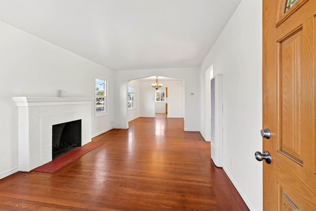 10200 Royal Ann St, Oakland, CA 94603