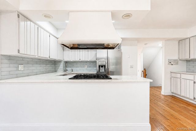 16 Fox Hunt Court, Staten Island, NY 10301