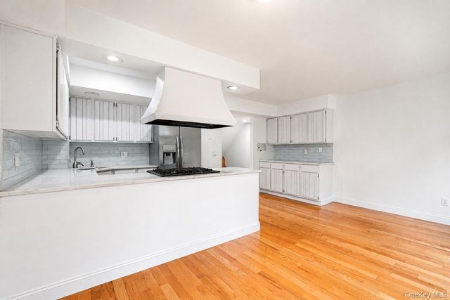 16 Fox Hunt Court, Staten Island, NY 10301