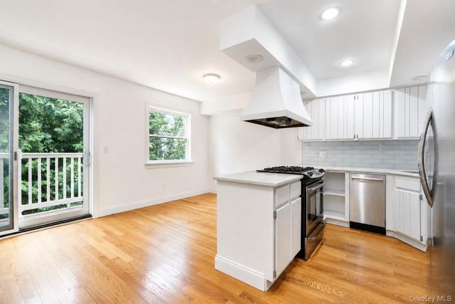 16 Fox Hunt Court, Staten Island, NY 10301