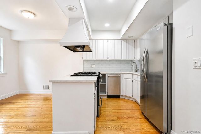 16 Fox Hunt Court, Staten Island, NY 10301