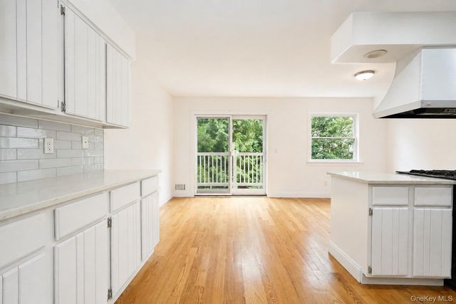 16 Fox Hunt Court, Staten Island, NY 10301