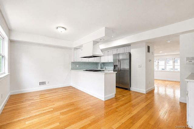 16 Fox Hunt Court, Staten Island, NY 10301