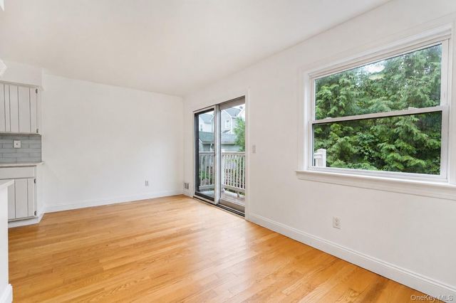 16 Fox Hunt Court, Staten Island, NY 10301