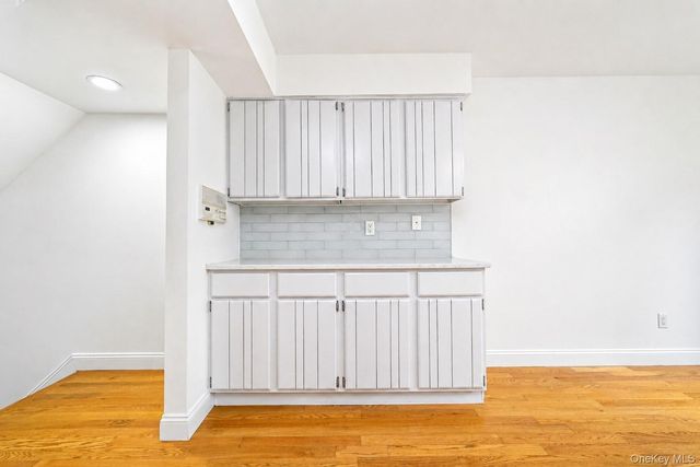 16 Fox Hunt Court, Staten Island, NY 10301
