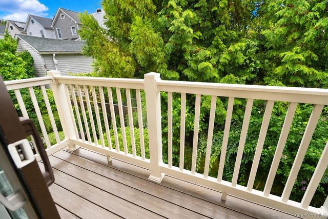16 Fox Hunt Court, Staten Island, NY 10301