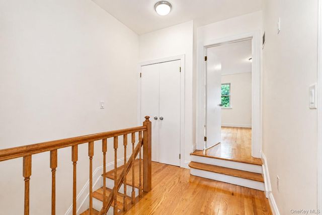 16 Fox Hunt Court, Staten Island, NY 10301