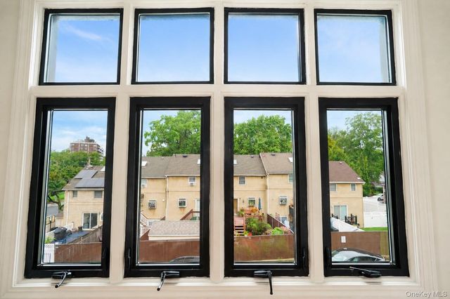 16 Fox Hunt Court, Staten Island, NY 10301