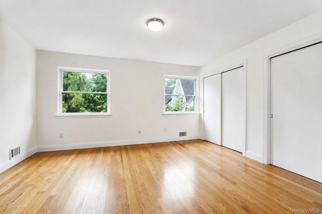 16 Fox Hunt Court, Staten Island, NY 10301