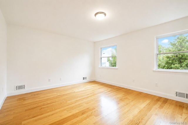 16 Fox Hunt Court, Staten Island, NY 10301