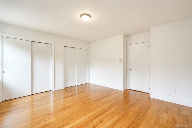 16 Fox Hunt Court, Staten Island, NY 10301