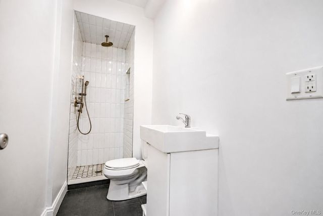 16 Fox Hunt Court, Staten Island, NY 10301