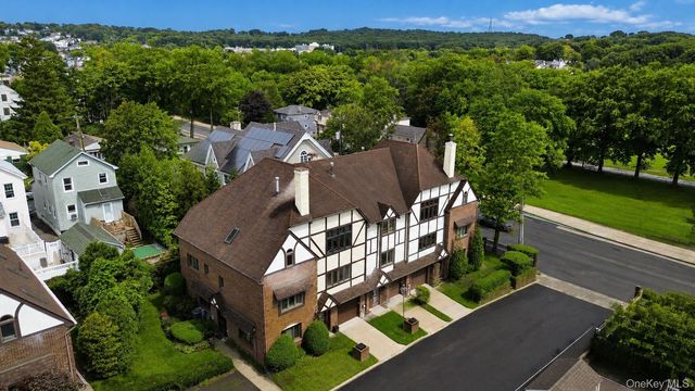 16 Fox Hunt Court, Staten Island, NY 10301