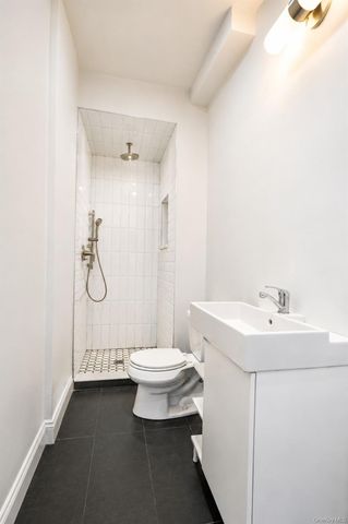 16 Fox Hunt Court, Staten Island, NY 10301