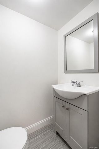 16 Fox Hunt Court, Staten Island, NY 10301