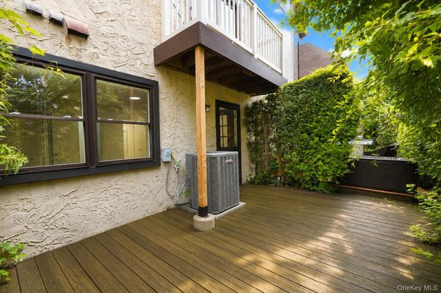 16 Fox Hunt Court, Staten Island, NY 10301