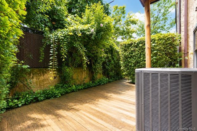 16 Fox Hunt Court, Staten Island, NY 10301
