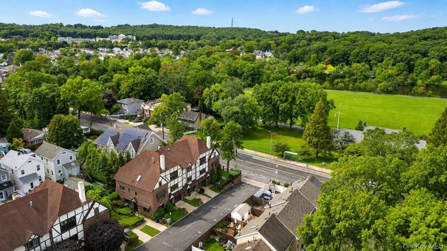 16 Fox Hunt Court, Staten Island, NY 10301