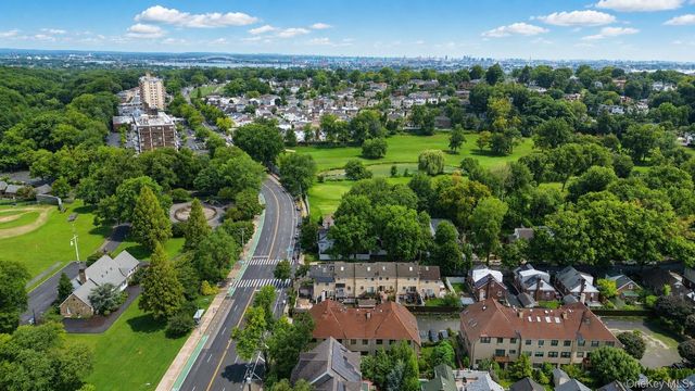 16 Fox Hunt Court, Staten Island, NY 10301