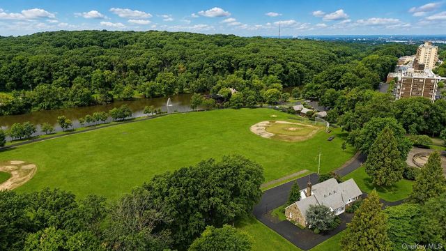 16 Fox Hunt Court, Staten Island, NY 10301