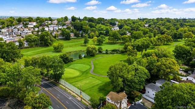 16 Fox Hunt Court, Staten Island, NY 10301
