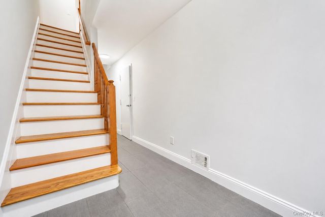 16 Fox Hunt Court, Staten Island, NY 10301