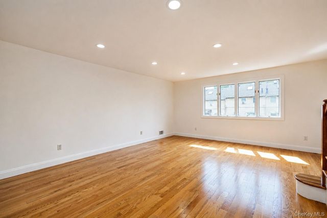 16 Fox Hunt Court, Staten Island, NY 10301