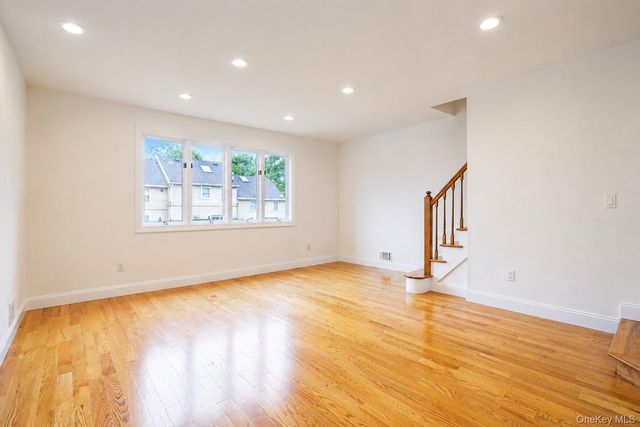 16 Fox Hunt Court, Staten Island, NY 10301