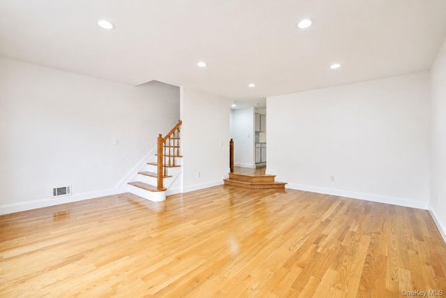 16 Fox Hunt Court, Staten Island, NY 10301
