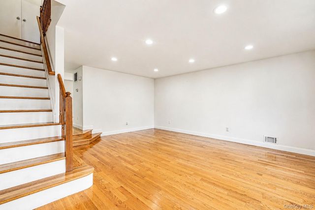 16 Fox Hunt Court, Staten Island, NY 10301